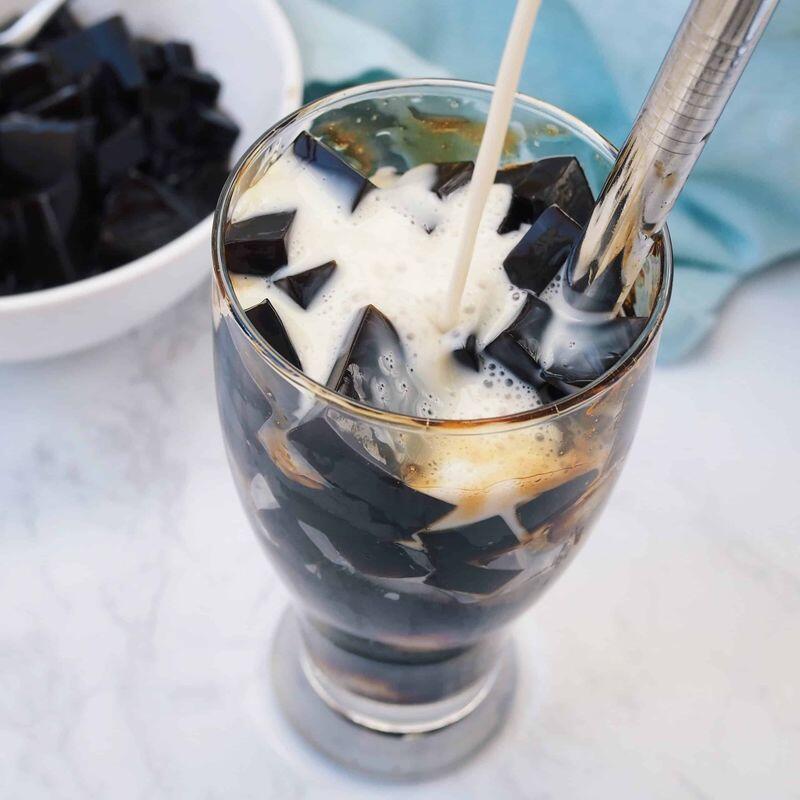 Grass Jelly Coconut Milk